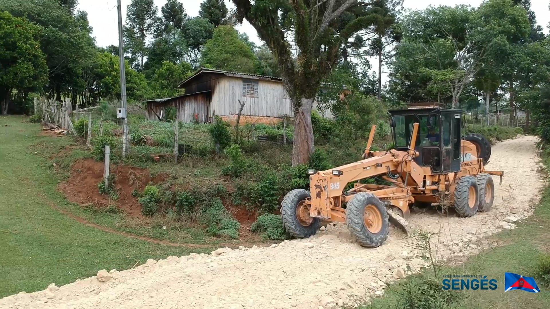 Prefeitura de Sengés recupera acessos do Palmeirinha de Cima
